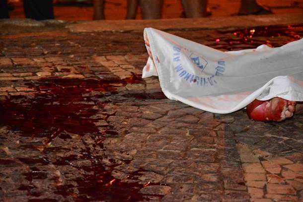 Imagem: Sangue da vítima - Foto: Ronaldo Teixeira / AGORA MT