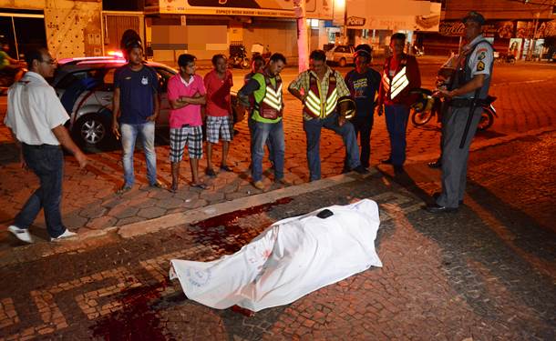 Imagem: Populares ao redor do corpo da vítima - Foto: Ronaldo Teixeira / AGORA MT