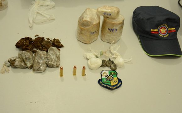 Entorpecentes e munições encontradas no quintal da residência - Foto: Aécio Morais / AGORA MT 