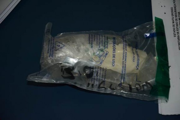 Objeto encontrado no interior dos órgãos genitais da suspeita - Foto: Varlei Cordova/AGORA MT