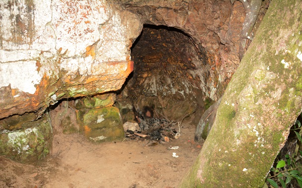 Fogueira feita dentro da abertura da rocha - Foto: Varlei Cordova / AGORA MT