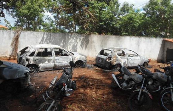 Alguns veículos ficaram totalmente destruídos - Foto: Divulgação / PJC