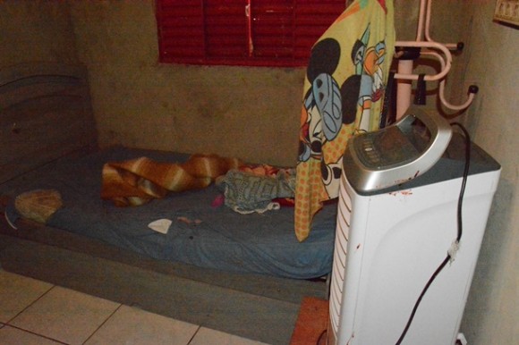Marcas de sangue próximo da cama onde as crianças dormiam - Foto: Aécio Morais / AGORA MT