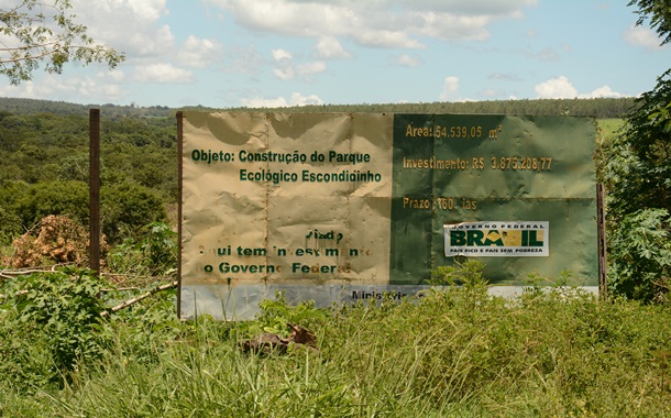 Placa da obra no Parque do Escondidinho - Foto: Varlei Cordova / AGORA MT