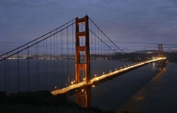 Golden Gate é vista à noite, em foto feita com longa exposição (Foto: Eric Risberg/AP)