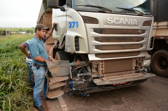 Motorista mostra como ficou a carreta após a colisão - Foto: Varlei Cordova / AGORA MT
