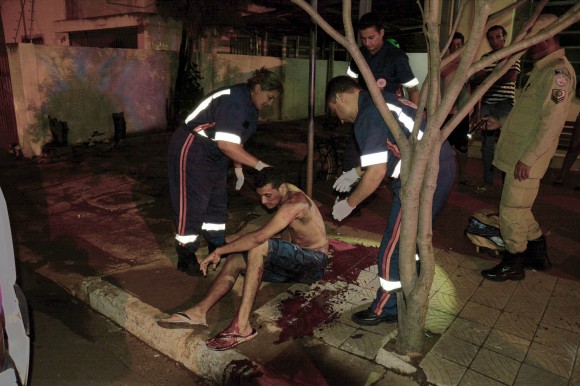  Atendimento da vítima pela equipe do Samu – Foto: Ricardo Costa/ AGORA MT