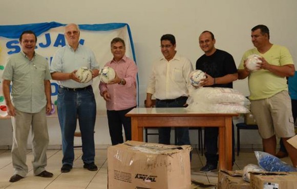 Cerca de 400 crianças da região da Vila Operária serão beneficiadas com os kits – Foto: Ricardo Costa/AGORA MT