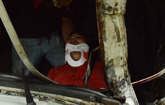 Luciano Bravo ainda preso as ferragens aguarda a chegada do Corpo de Bombeiros - Foto: Ricardo Costa / AGORA MT