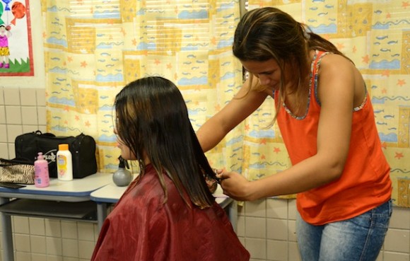 Corte de cabelo sendo realizado - Foto: Aécio Morais / AGORA MT 
