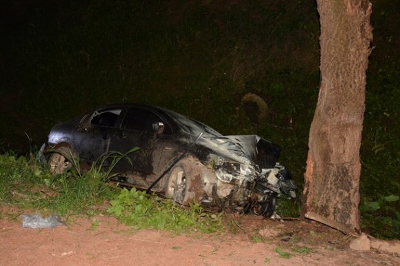 A frente do veículo ficou destruída - Foto: Ricardo Costa / AGORA MT