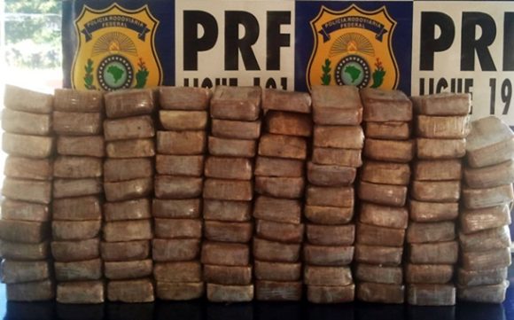 No total havia cerca de 100 quilos da droga - Foto: Divulgação / PRF