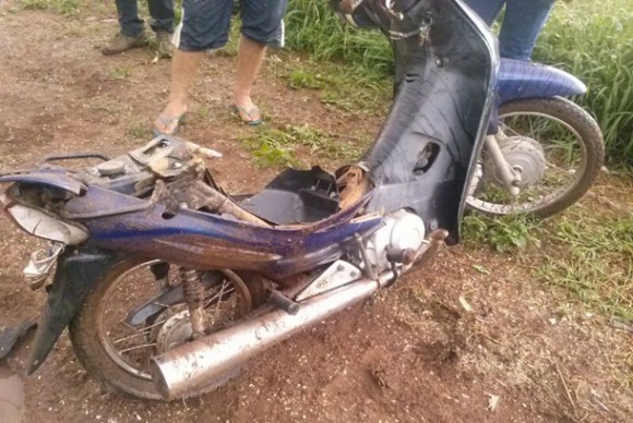A moto ficou totalmente destruída - Foto: Ronaldo Teixeira / AGORA MT