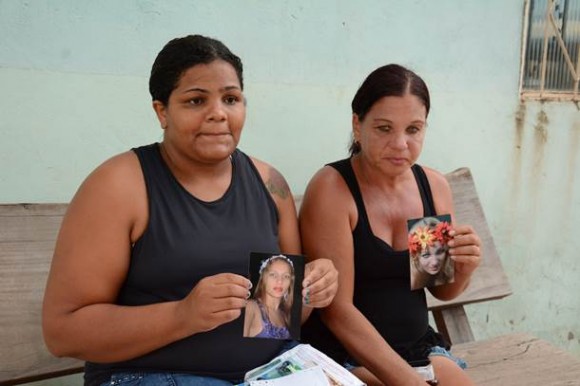 Tia e mãe segurando a foto da vítima - Foto: Ronaldo Teixeira / AGORA MT 