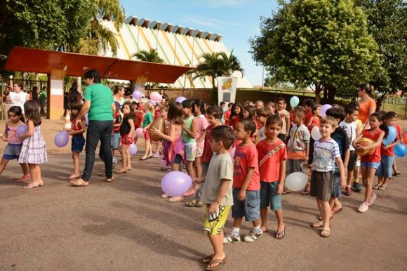 Passeata dos alunos da escola Caic – Foto: Ronaldo Teixeira/AGORA MT