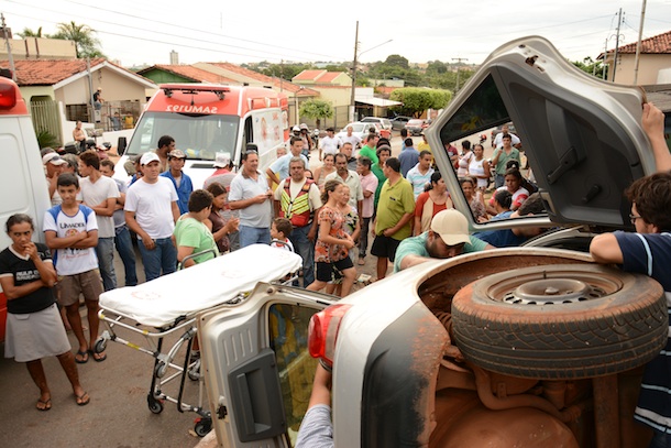 Imagem: Carro tombado - Foto: VArlei Cordova / AGORA MT