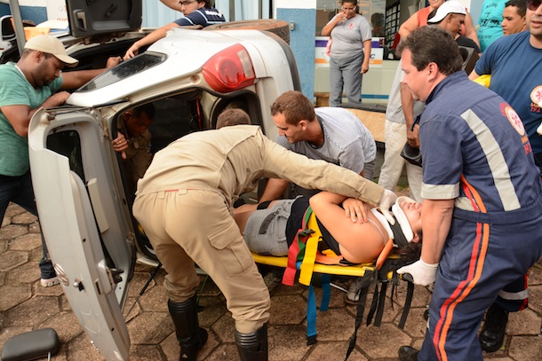Imagem: DAiane só conseguiu sair do carro com a ajuda dos Bombeiros - Foto: Varlei Cordova / AGORA MT