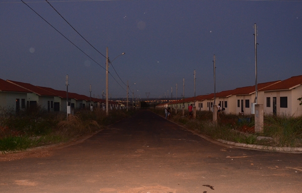 Imagem: Cerca de 200 família invadiram parte das 500 casas do André Maggi - Foto: Alex Rolim / AGORA MT