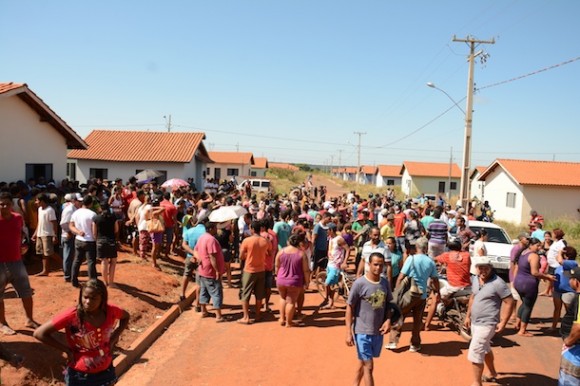 Famílias reunidas durante manifestação - Foto: Varlei Cordova / AGORA MT