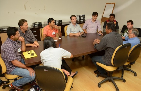 Reunião entre o vereador Thiago Silva (PMDB), presentes de bairro da região do Conjunto São José e representante do Sanear – Foto: Varlei Cordova/AGORA MT