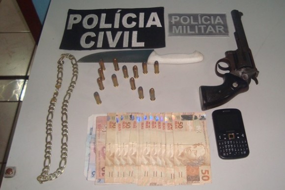 Arma, munições e dinheiro também foram apreendidos - Foto: Reprodução / Assessoria