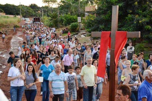 A procissão teve início no Centro Sócio Educativo e seguiu até a igreja Nossa Senhora Aparecida – Foto: Ronaldo Teixeira / AGORA MT