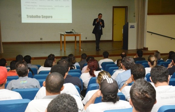 A palestra organizada pelo MPT e MTE foi oferecida para trabalhadores de diversos seguimentos de empresas de Rondonópolis – Foto: Ronaldo Teixeira/AGORA MT