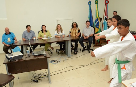 Apresentação de karatê durante o lançamento dos projetos e programas educacionais – Foto: Varlei Cordova/AGORA MT