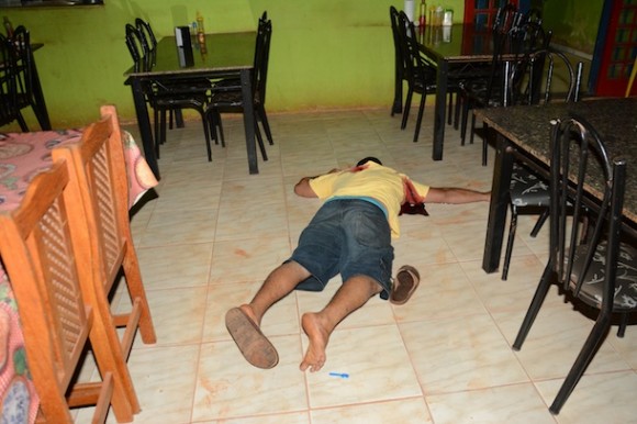 Marcos Pereira Saldanha  estendido ao chão - Foto: Varlei Cordova / AGORA MT 