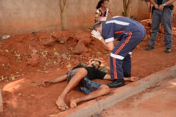 Vítima sendo socorrida - Foto: Varlei Cordova / AGORA MT 