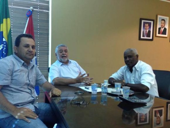 Os vereadores Adonais Fernandes e Claudio da Farmácia em reunião com o prefeito Percival Muniz