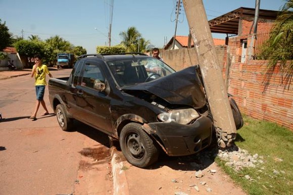 Com o impacto, o carro ficou danificado - Foto: Ronaldo Teixeira / AGORA MT  