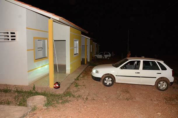 Muitos veículos são utilizados para fazer a iluminação do local - Foto: Ronaldo Teixeira / AGORA MT