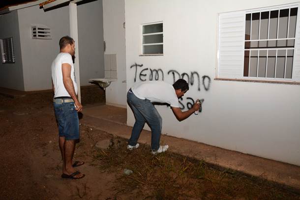 Casas são pichadas - Foto: Ronaldo Teixeira / AGORA MT