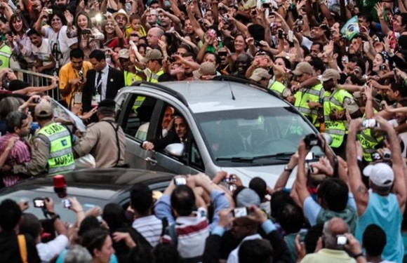 Em julho de 2013, o Papa Francisco usou um carro comum na visita ao Rio de Janeiro (Foto: Nestor J. Beremblum/Brazil Photo Press/Estadão Conteúdo)