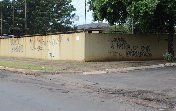 O muro deste clube foi completamente pichado - Foto: Ricardo Costa / AGORA MT