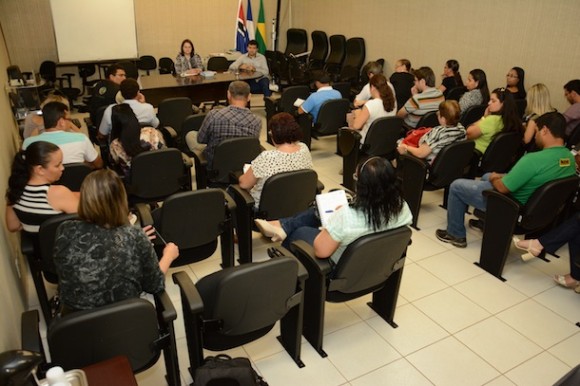 Reunião entre funcionários da educação e promotores - Foto: Varlei Cordova / AGORA MT 