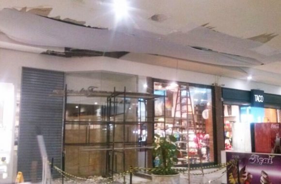 Teto do Shopping em manutenção - Foto: Varlei Cordova / AGORA MT 