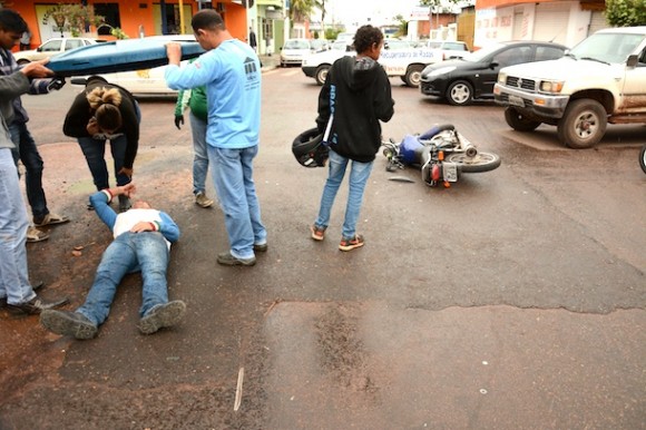 Vítima estendida ao chão aguardando atendimento do SAMU - Foto: Varlei Cordova