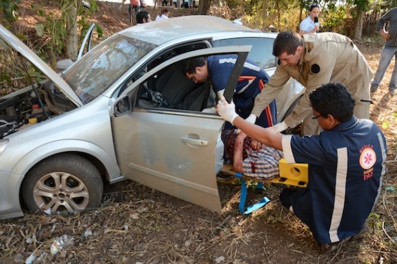 Segundo a equipe do SAMU o motorista apresentava lesões nas pernas e braços – Foto: Varlei Cordova / AGORA MT