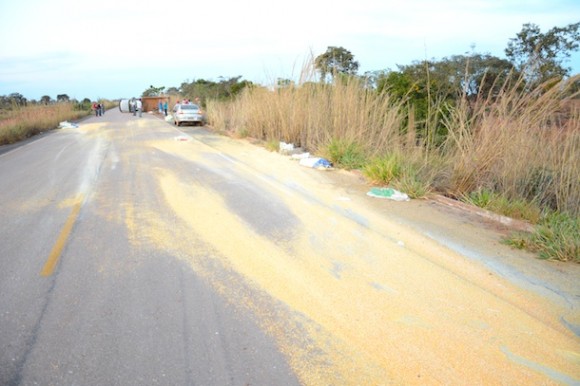 O farelo ficou caído na estrada - Foto: Varlei Cordova / AGORA MT