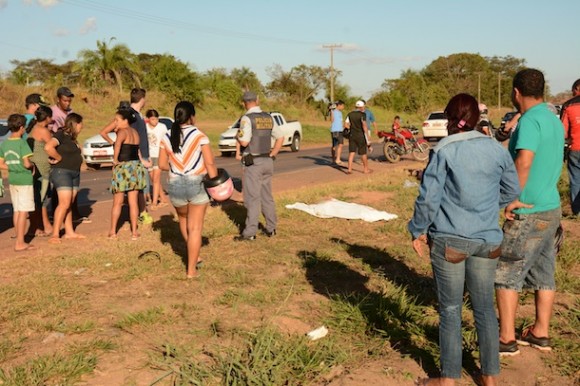Populares no local do acidente - Foto: Varlei Cordova / AGORA MT