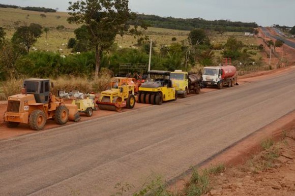 Os maquinários para duplicação da rodovia estão parados na pista – Foto: Ronaldo  Teixeira / AGORA MT