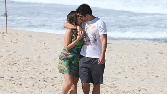 Bárbara e André na praia - Foto: Reprodução / TV Globo
