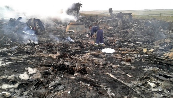 Bombeiro trabalha no local do acidente com o avião da Malaysia Maxim - Foto: Zmeyev/Reuters 