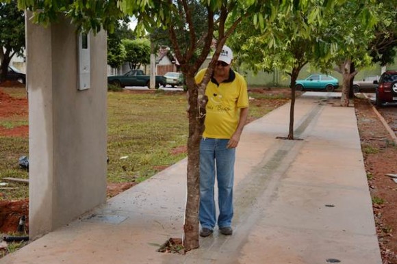 A empresa responsável pela obra plantou árvores entre a pista tátil de orientação para pessoa com deficiência visual – Foto: Ronaldo Teixeira / AGORA MT 