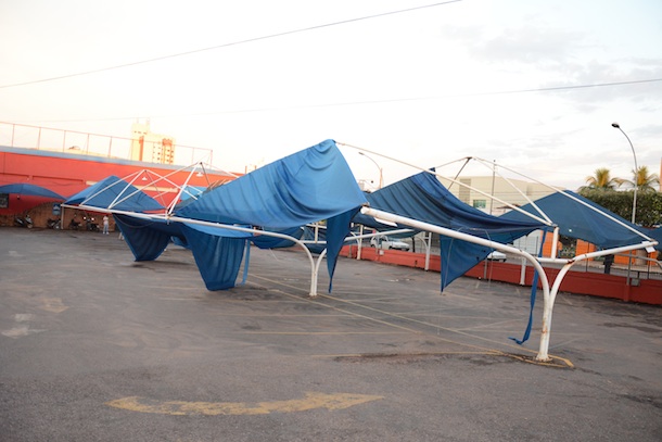 Estrago na cobertura do estacionamento do Tend Tudo - Foto: Varlei Cordova / AGORA MT