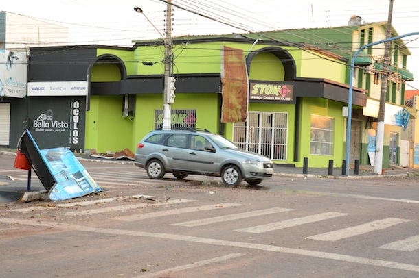 Neste cruzamento houve estrago nas quatro esquinas - Foto: Varlei Cordova/ AGORA MT