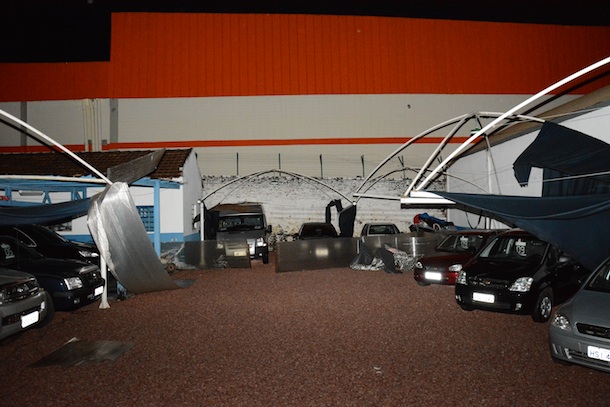 Chuva levou a cobertura de uma garagem de veículos - Foto: Varlei Cordova / AGORA MT