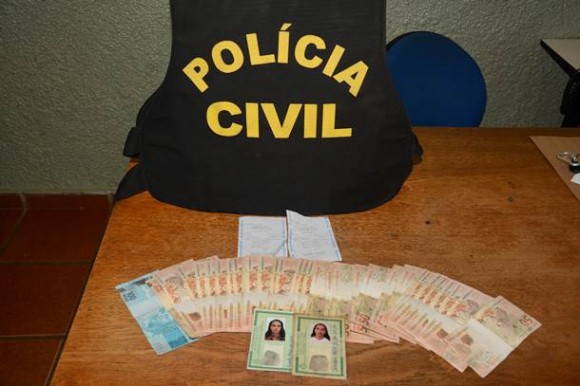 Dinheiro encontrado com uma das suspeitas - Foto: Ronaldo Teixeira / AGORA MT 